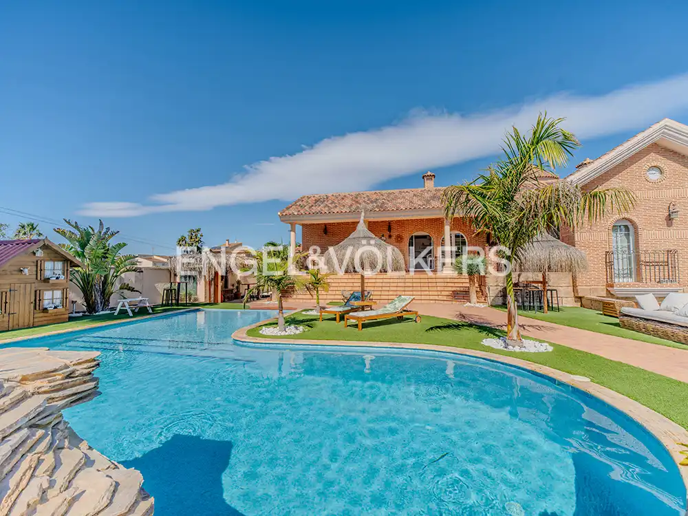 Vista exterior de Casa o chalet en venta en San Vicente del Raspeig / Sant Vicent del Raspeig con Aire acondicionado, Calefacción y Jardín privado