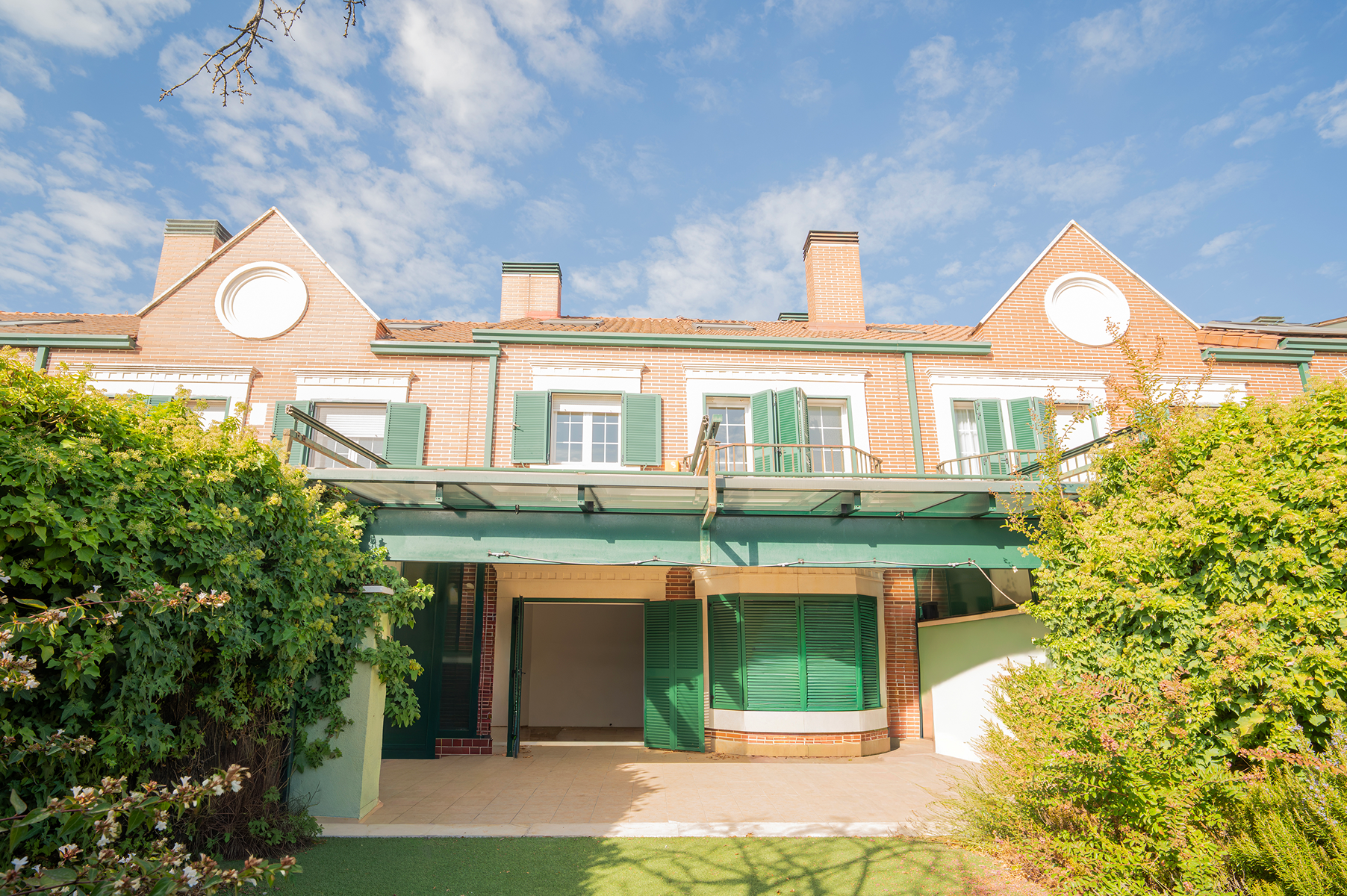 Vista exterior de Casa adosada en venda en La Moraleja amb Aire condicionat, Calefacció i Jardí privat