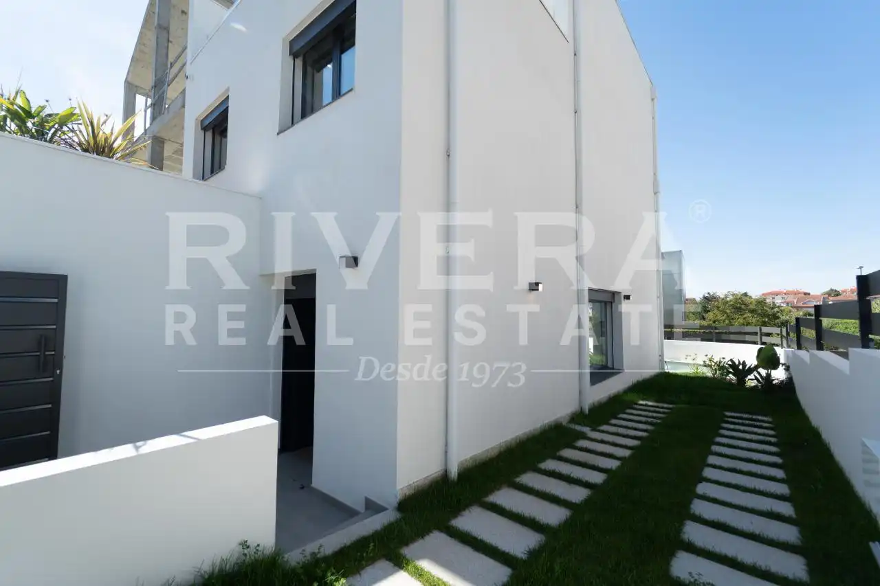 Vista exterior de Casa adosada en venta en Vigo  con Calefacción y Jardín privado