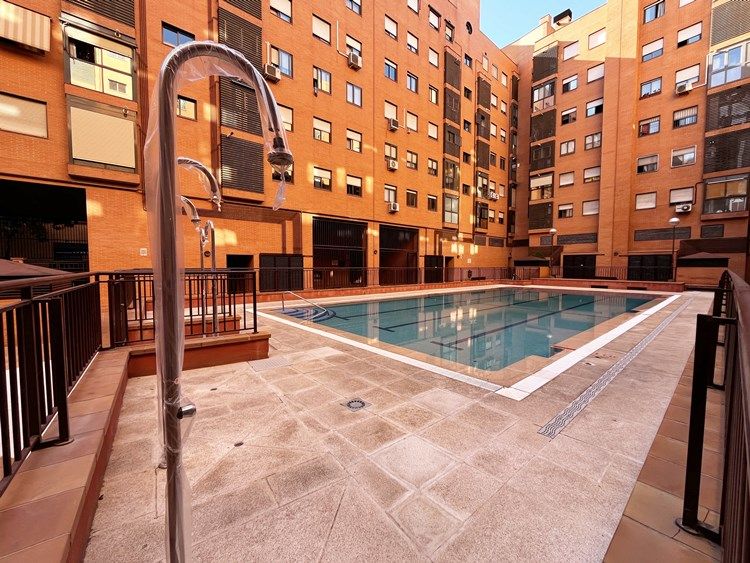 Swimming pool of Flat to rent in  Madrid Capital  with Air Conditioner, Heating and Parquet flooring