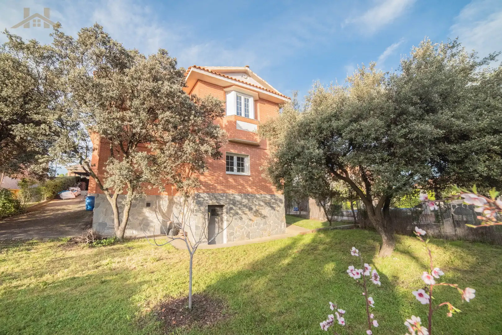 Vista exterior de Casa o xalet en venda en Sevilla la Nueva amb Calefacció, Jardí privat i Terrassa