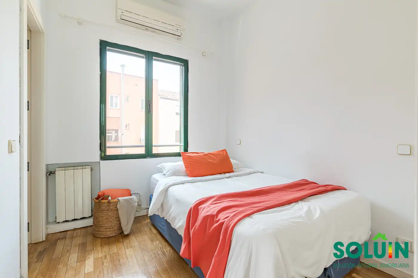 Schlafzimmer von Dachboden zur Miete in Madrid mit Klimaanlage, Heizung und Parkett
