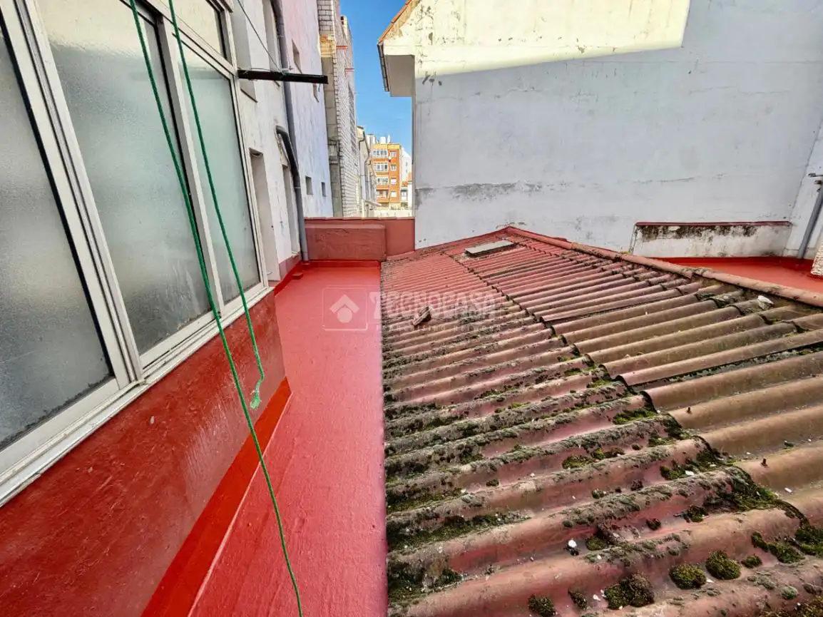 Vista exterior de Piso en venta en León Capital  con Calefacción, Parquet y Balcón