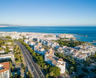 Vista exterior de Pis en venda en Marbella amb Aire condicionat, Calefacció i Terrassa