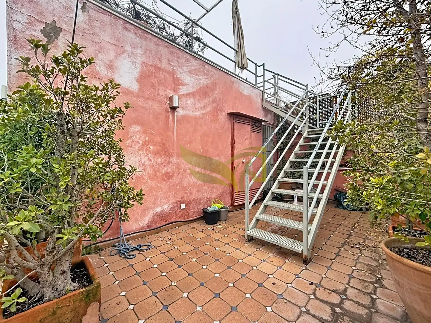 Terrasse von Einfamilien-Reihenhaus zum Verkauf in Sevilla mit Klimaanlage, Heizung und Privatgarten