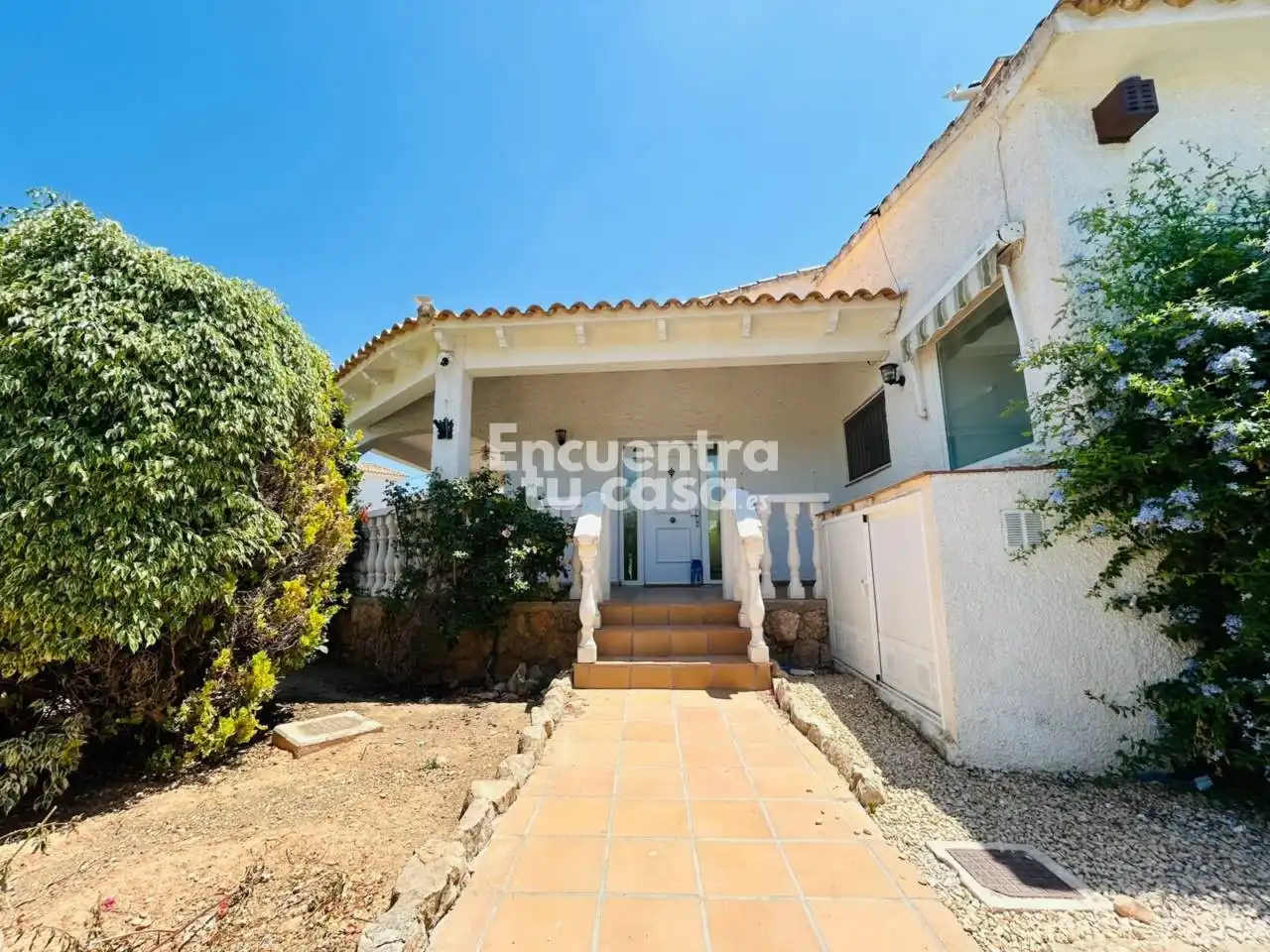 Vista exterior de Casa o xalet en venda en L'Alfàs del Pi amb Aire condicionat, Calefacció i Jardí privat