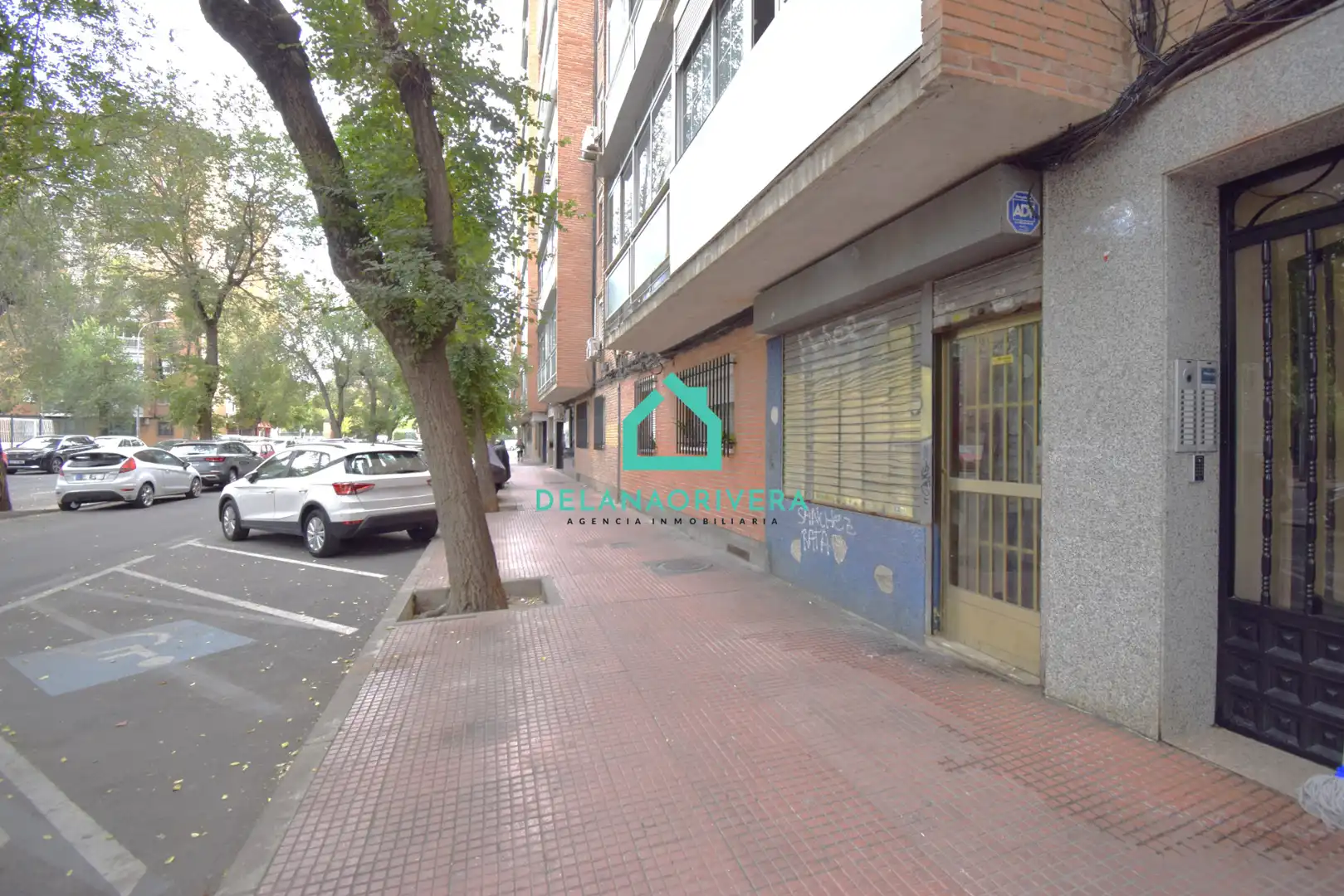 Vista exterior de Local en venda en Alcalá de Henares