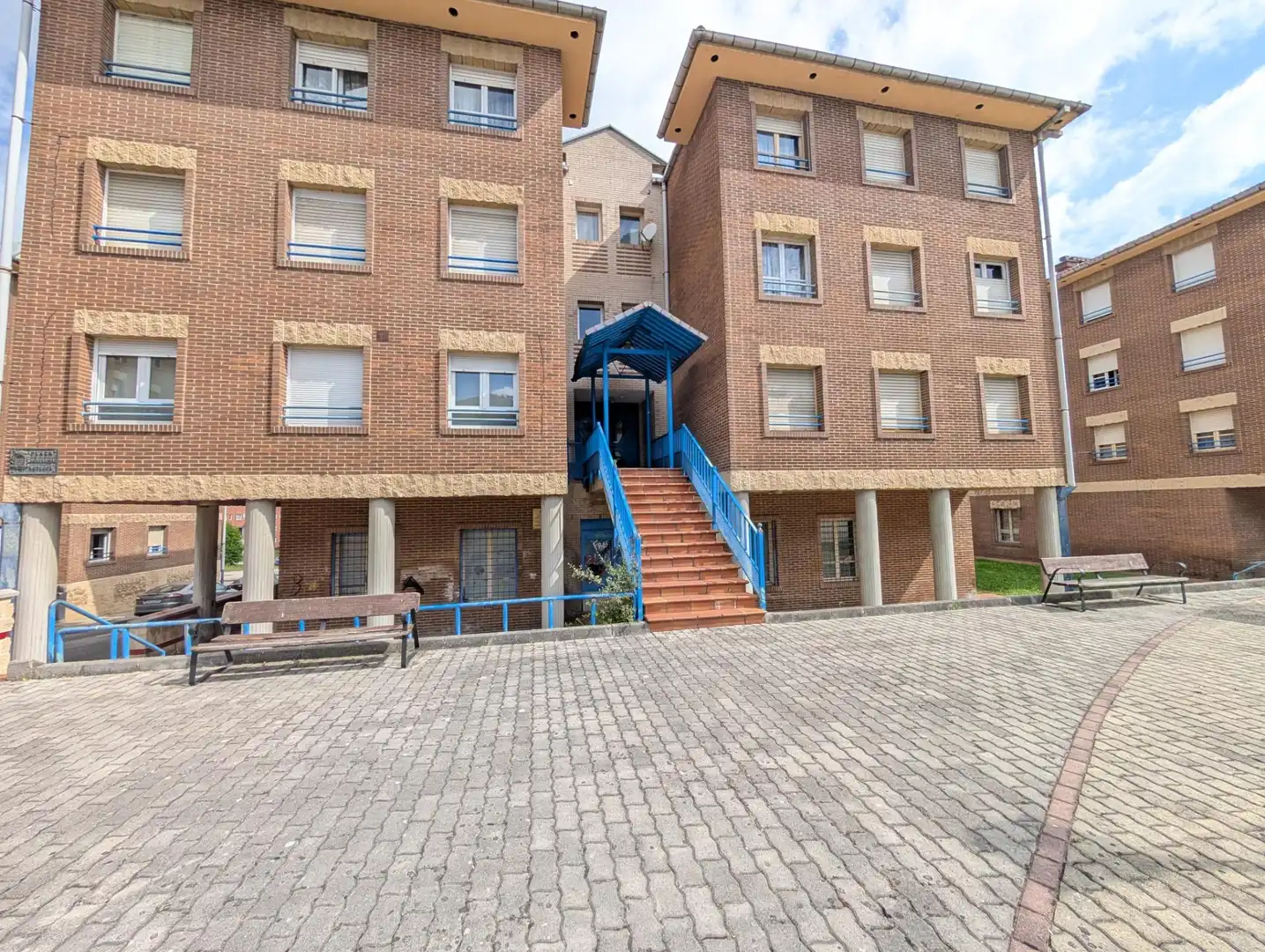 Vista exterior de Pis en venda en Oviedo  amb Calefacció i Terrassa