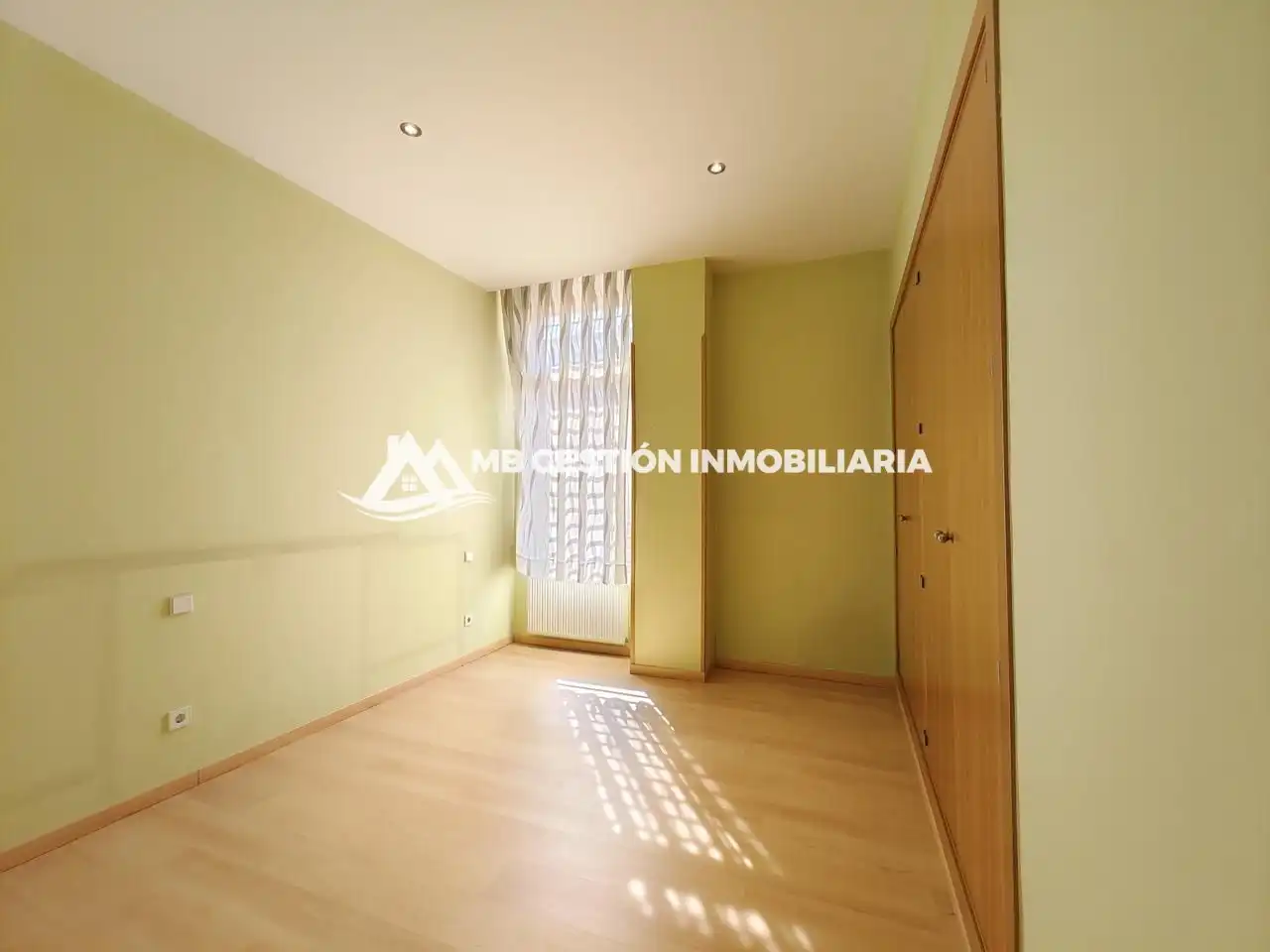 Habitación de Planta baja en venta en Fuenlabrada con Calefacción, Trastero y Piscina