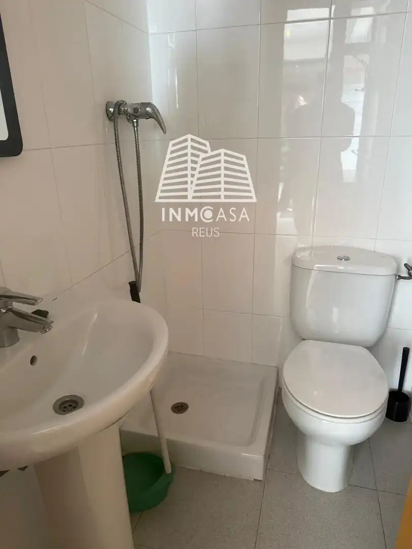 Bathroom of Commercial properties for rent in Reus