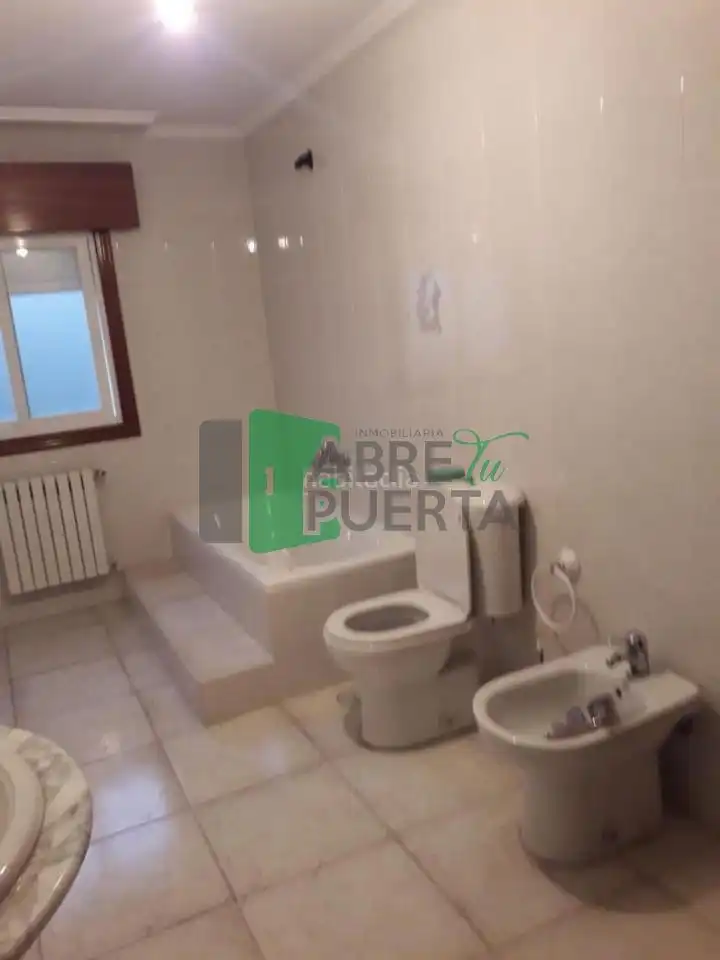Baño de Ático en venta en Maceda con Calefacción, Parquet y Trastero