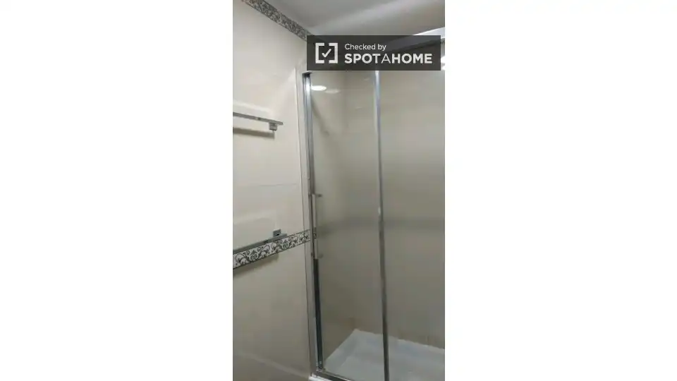 Baño de Piso para compartir en Barcelona con Aire acondicionado, Calefacción y Amueblado