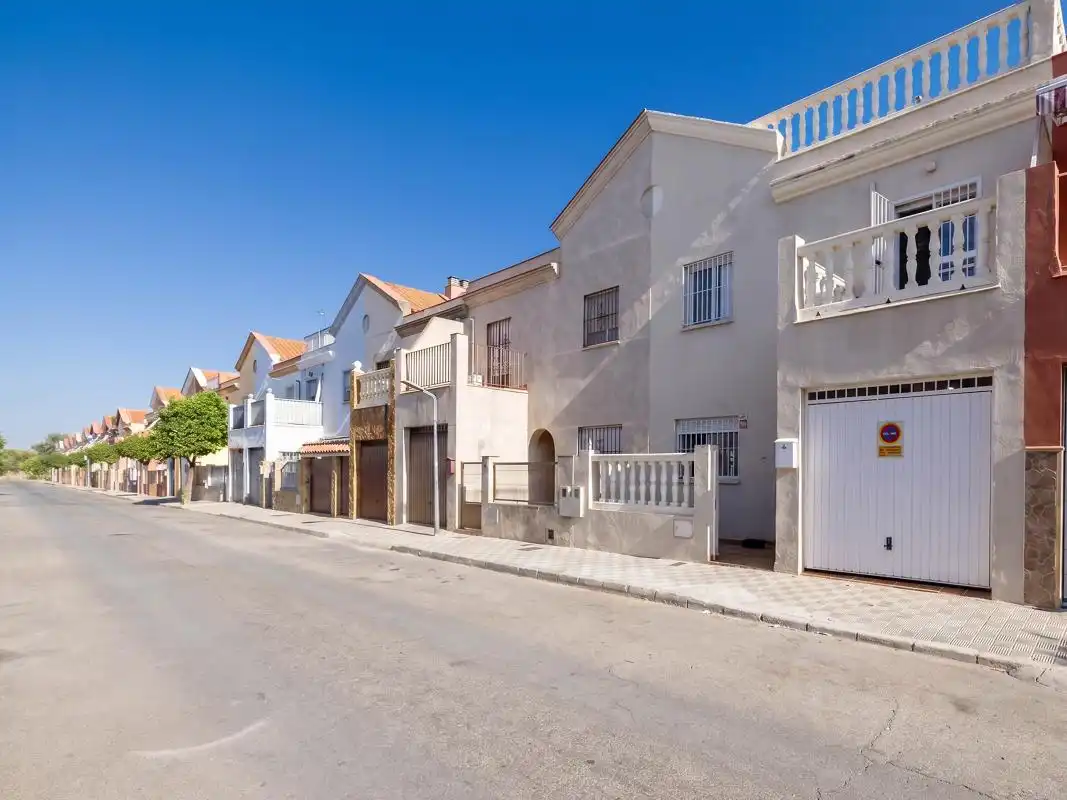 Vista exterior de Casa adosada en venta en Valencina de la Concepción con Aire acondicionado, Calefacción y Terraza
