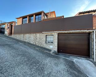Vista exterior de Casa adosada en venda en Oropesa amb Aire condicionat, Terrassa i Balcó