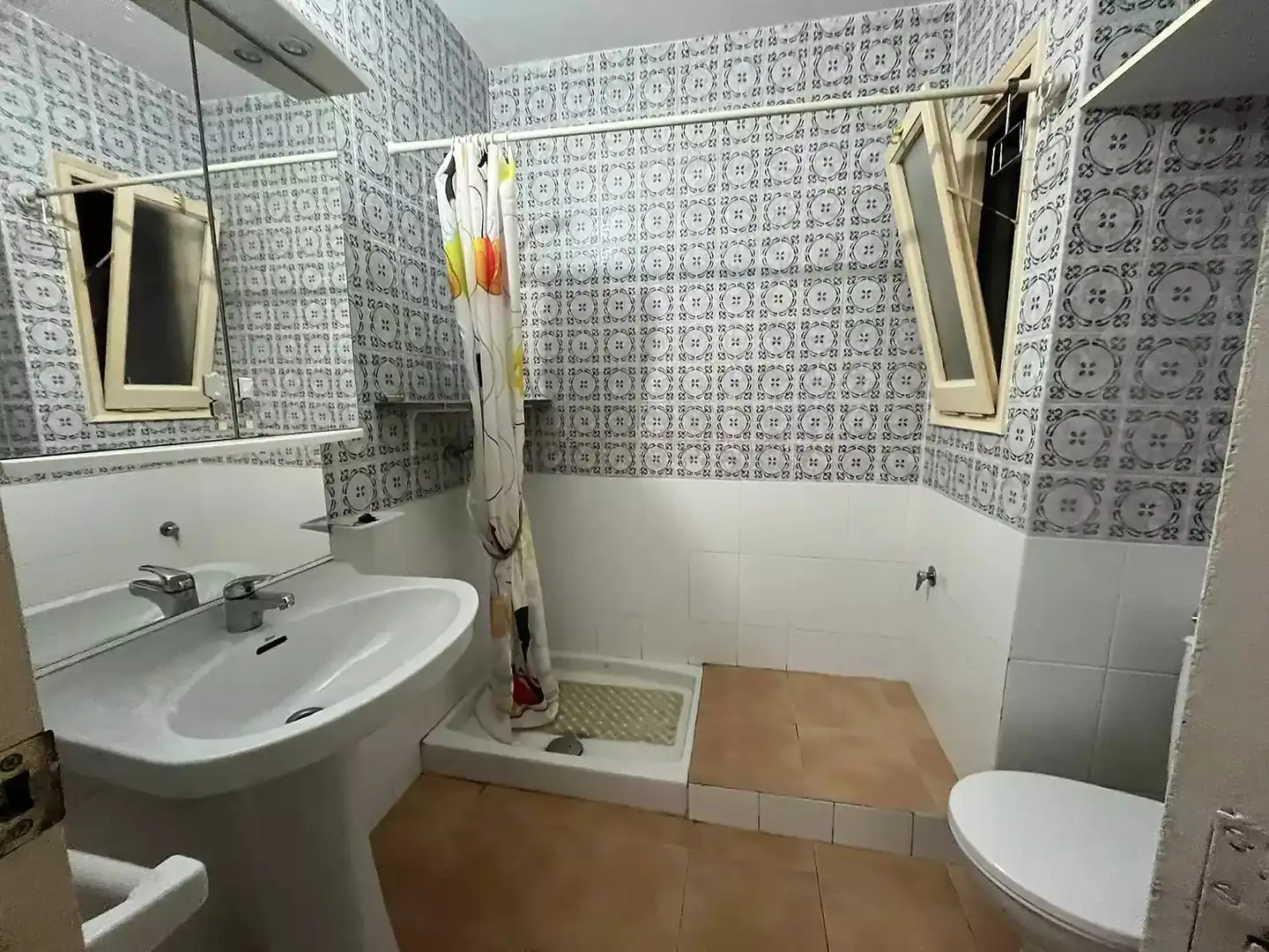 Badezimmer von Wohnung zum Verkauf in Cadaqués mit Möbliert