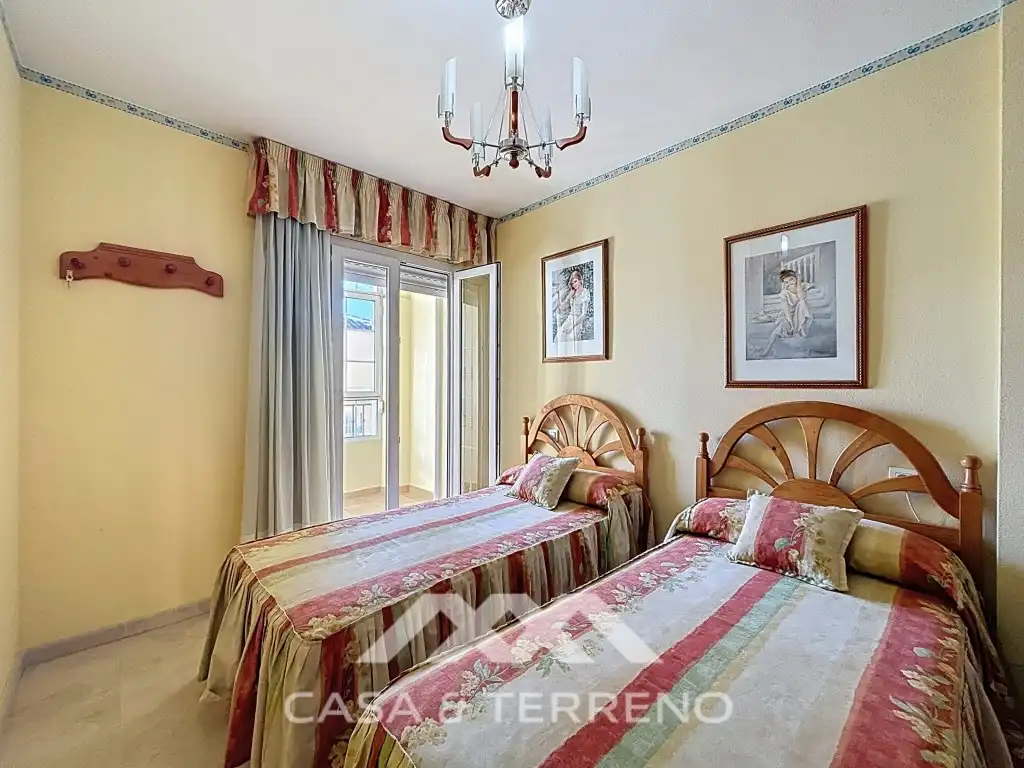 Dormitori de Casa adosada en venda en Vélez-Málaga amb Aire condicionat, Piscina i Microones