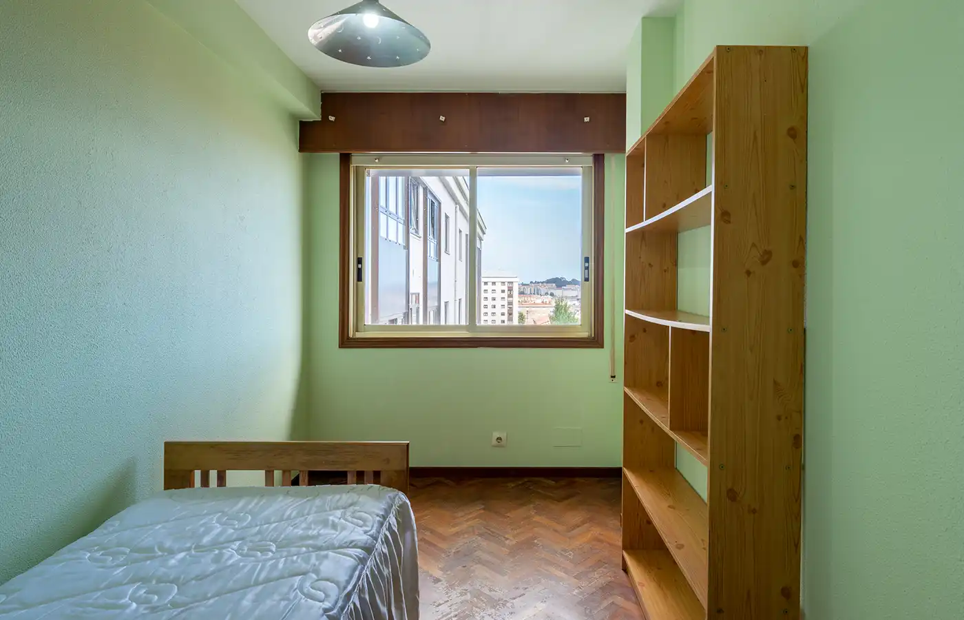 Dormitori de Pis en venda en A Coruña Capital  amb Parquet, Traster i Moblat