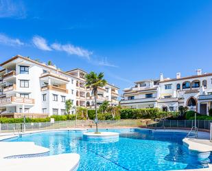 Vista exterior de Àtic en venda en Mijas amb Aire condicionat, Terrassa i Piscina