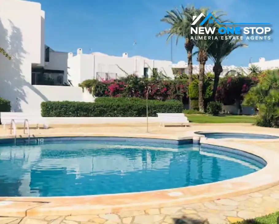 Piscina de Casa adosada en venda en Mojácar amb Aire condicionat, Calefacció i Terrassa