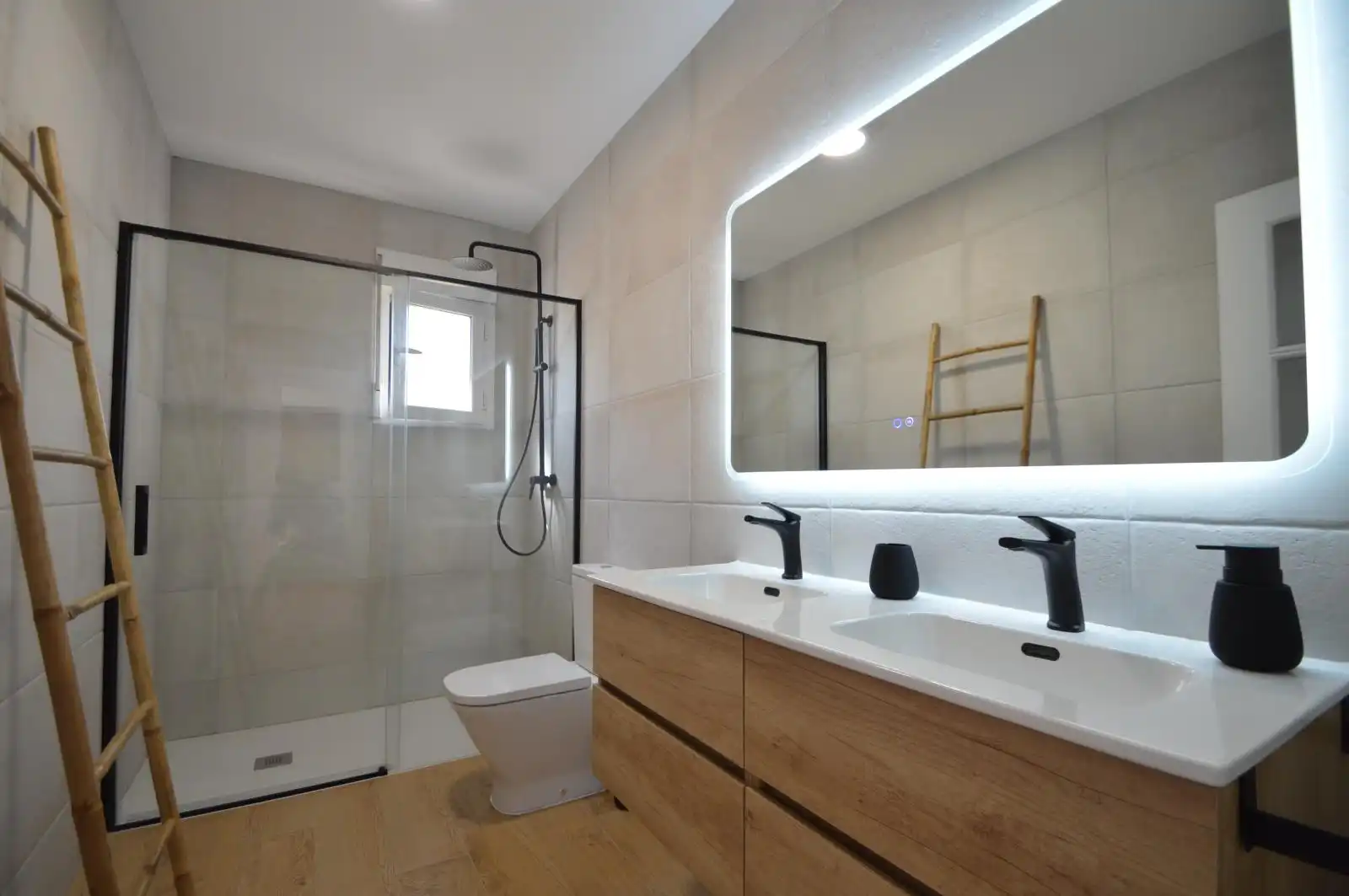 Badezimmer von Haus oder Chalet zum Verkauf in Vinaròs mit Klimaanlage, Heizung und Privatgarten
