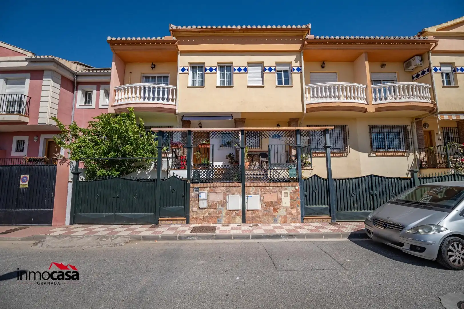 Vista exterior de Casa adosada en venda en Armilla amb Aire condicionat, Calefacció i Jardí privat