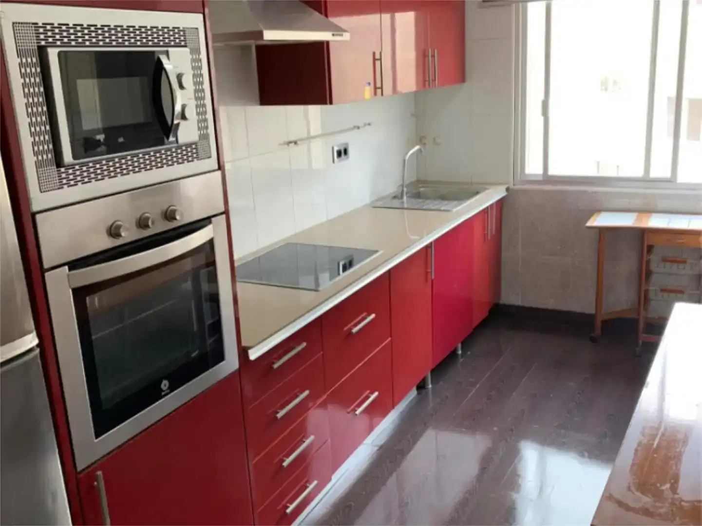 Cuina de Pis per a compartir en Ferrol amb Parquet i Moblat