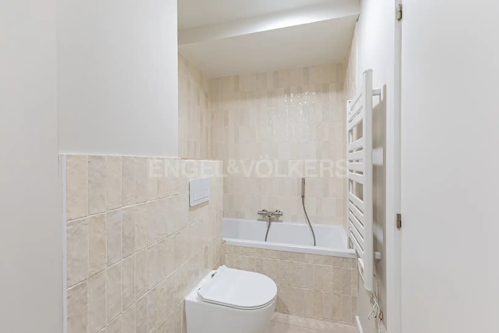 Badezimmer von Wohnung zum Verkauf in Barcelona mit Klimaanlage, Heizung und Parkett