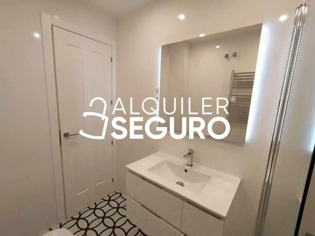Bathroom of Flat for rent in Madrid  with Heating