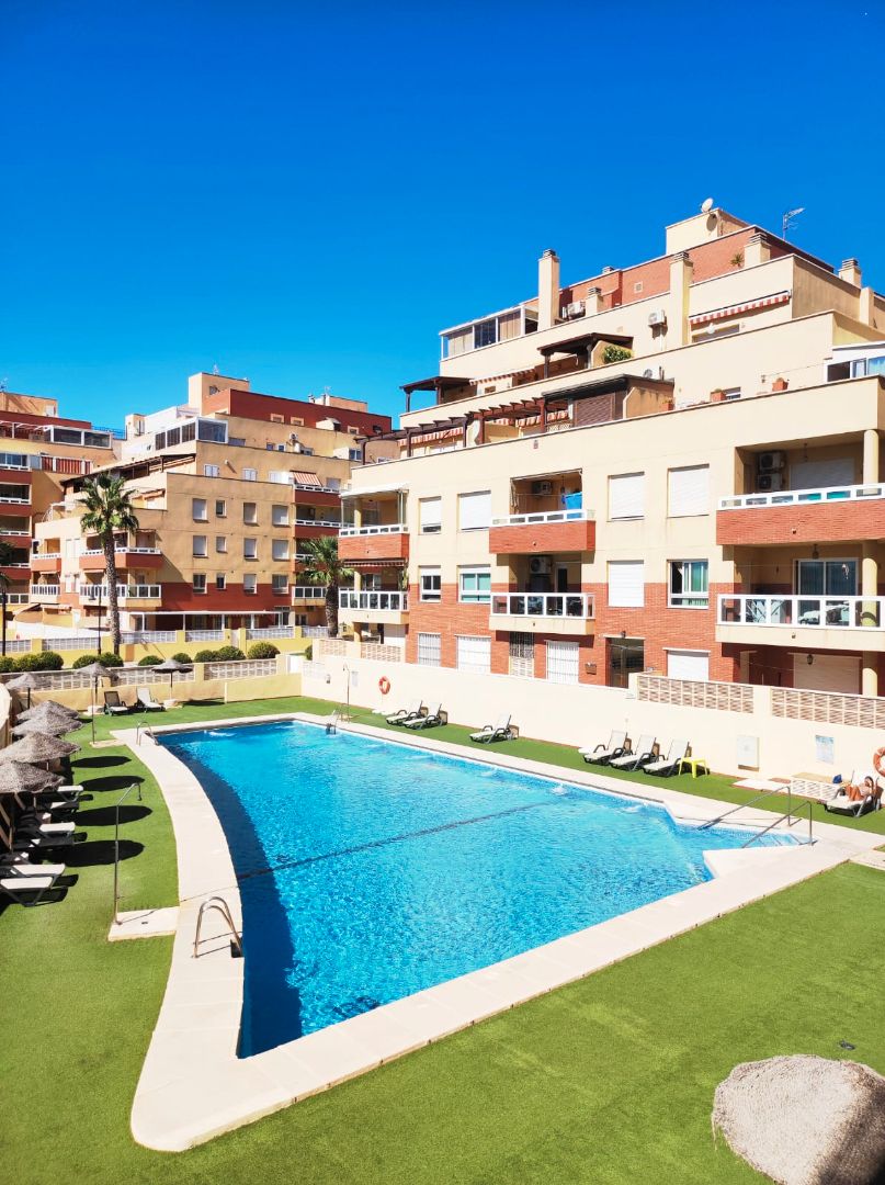 Vista exterior de Pis en venda en Roquetas de Mar amb Aire condicionat, Terrassa i Moblat