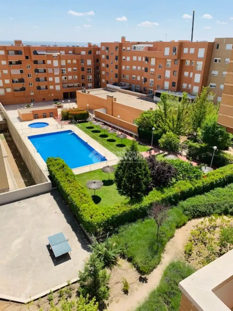 Piscina de Ático en venta en Valdemoro con Calefacción, Terraza y Trastero