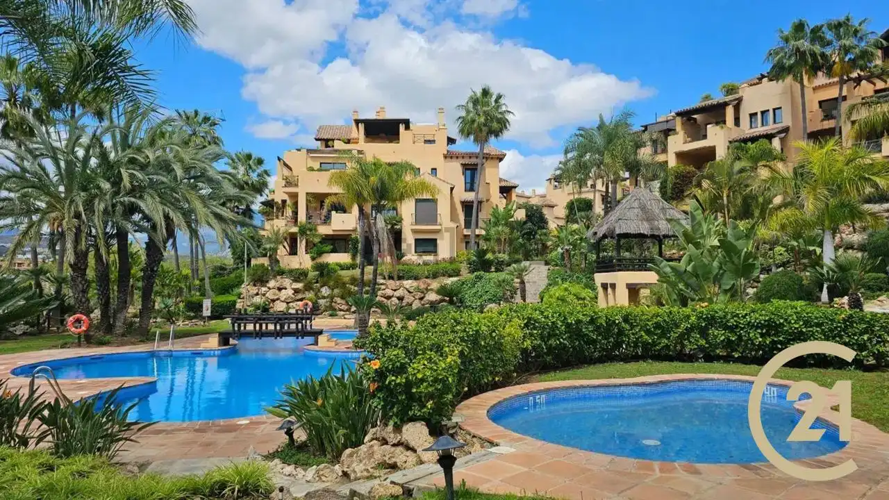 Vista exterior de Apartament en venda en Estepona amb Aire condicionat, Calefacció i Terrassa