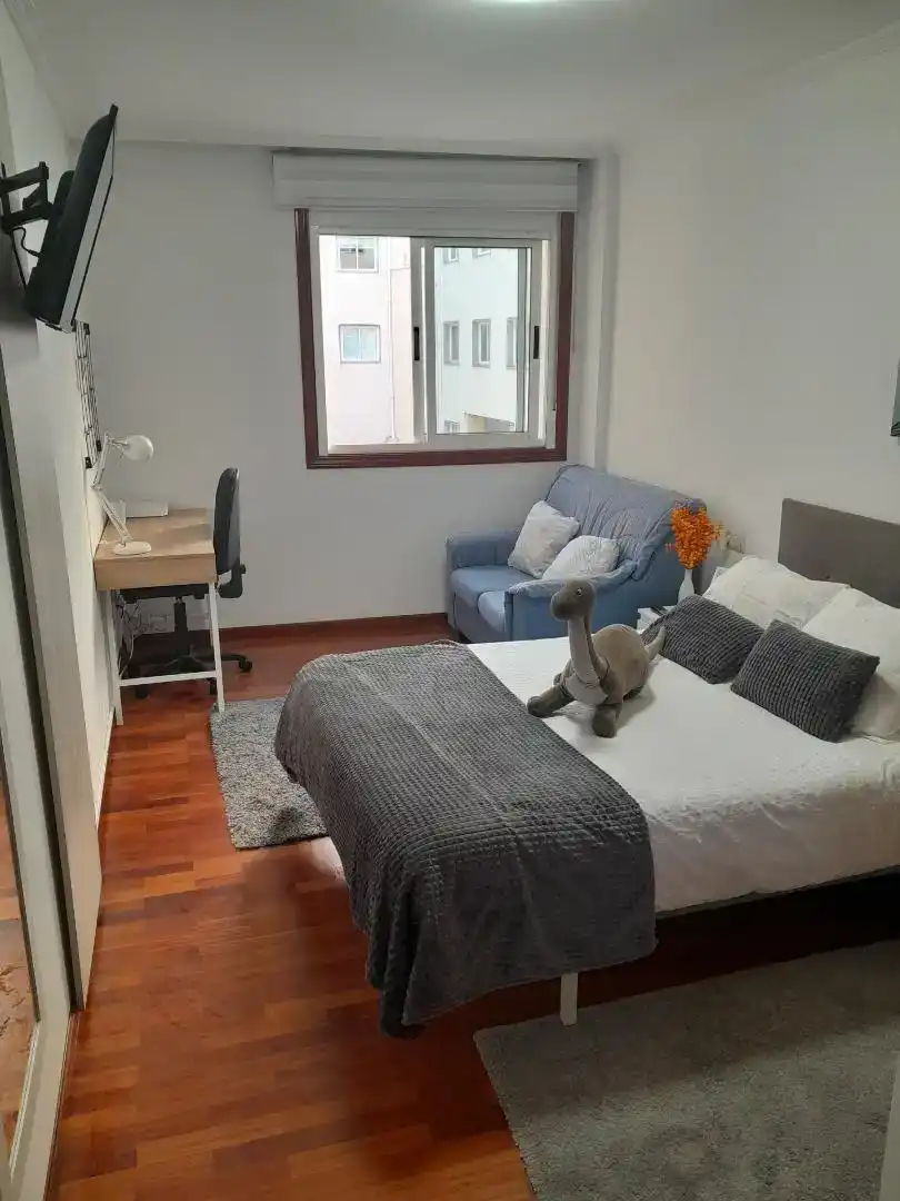 Dormitori de Apartament per a compartir en A Coruña Capital  amb Parquet, Moblat i Forn