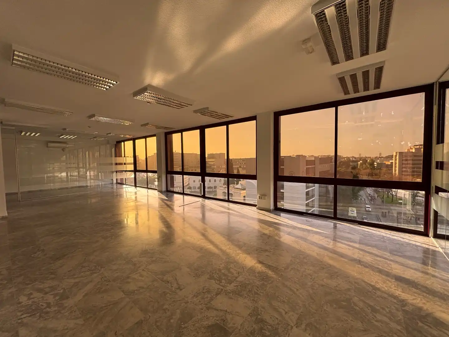Office for rent in Sevilla  with Air Conditioner and Heating