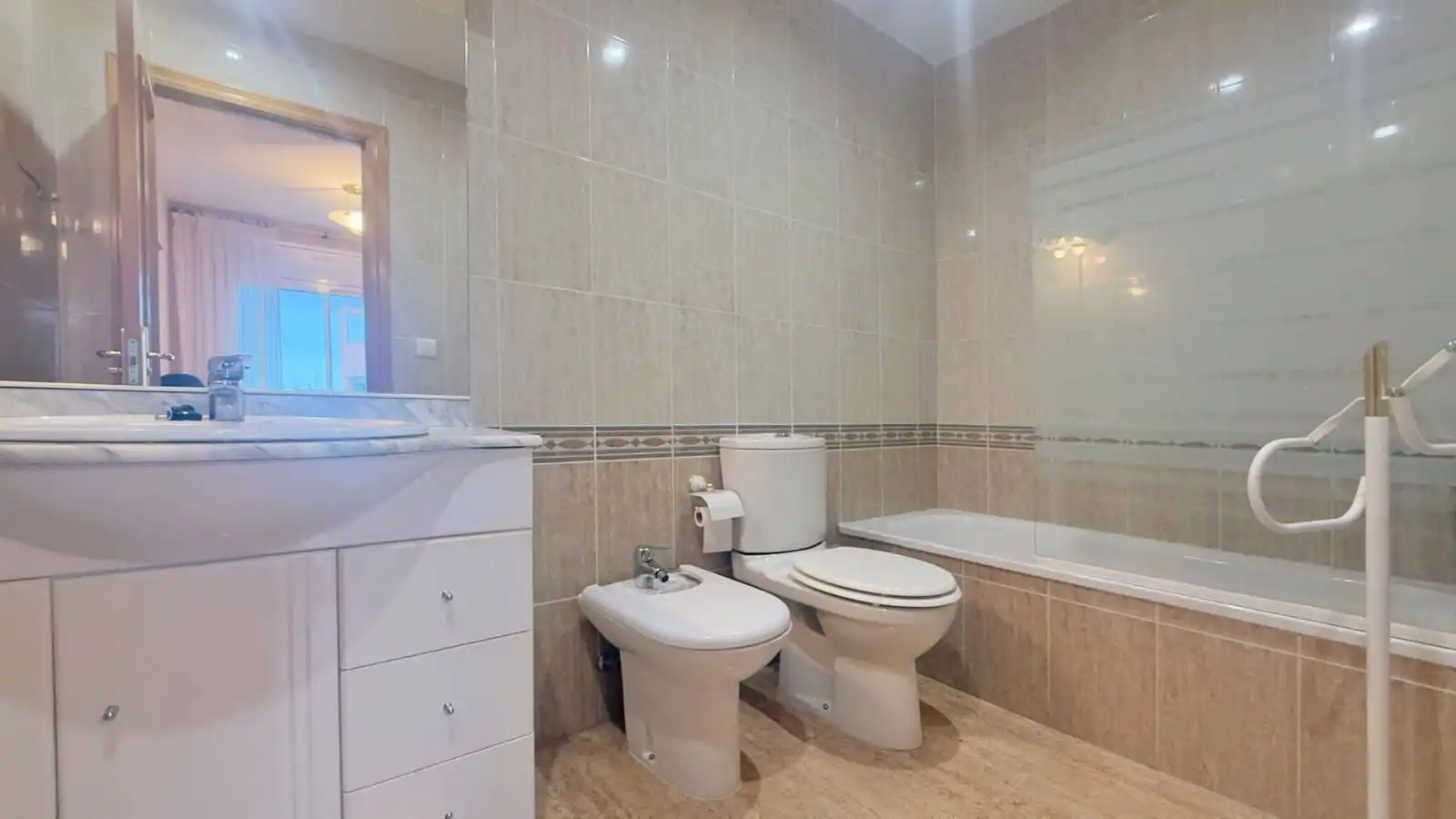 Baño de Casa adosada de alquiler en Cubelles con Calefacción, Terraza y Amueblado