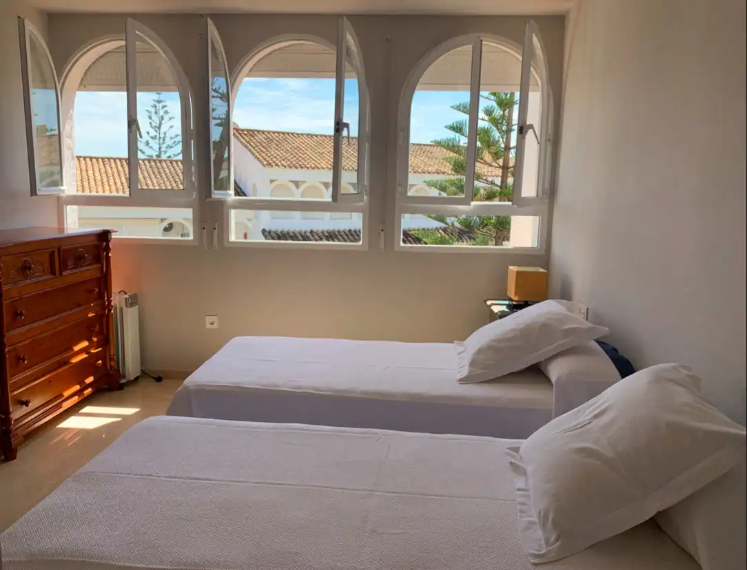 Dormitori de Apartament de lloguer en Marbella amb Aire condicionat, Terrassa i Piscina