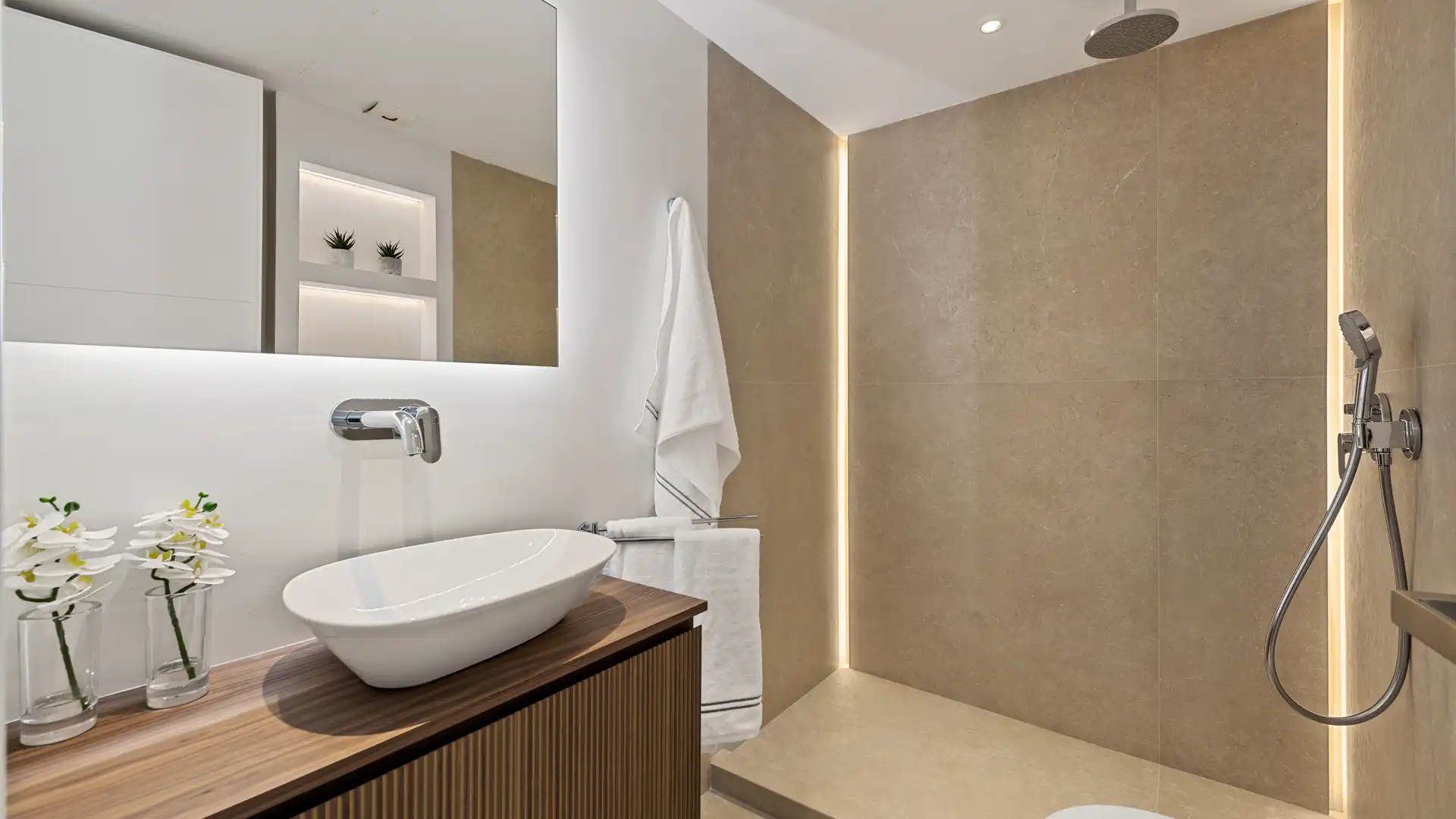Bathroom of Apartments for sale in Marbella  with Air Conditioner, Heating and Terrace