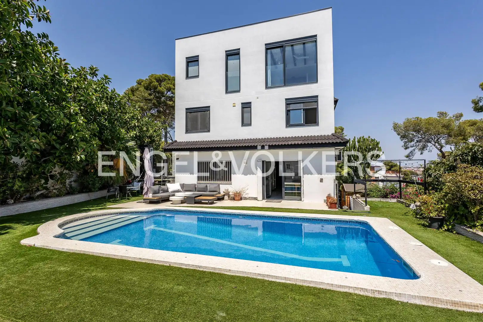 Swimming pool of Houses for sale in Castelldefels  with Air Conditioner, Heating and Swimming Pool