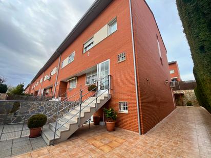 Vista exterior de Casa o xalet en venda en Paracuellos de Jarama amb Aire condicionat, Calefacció i Jardí privat