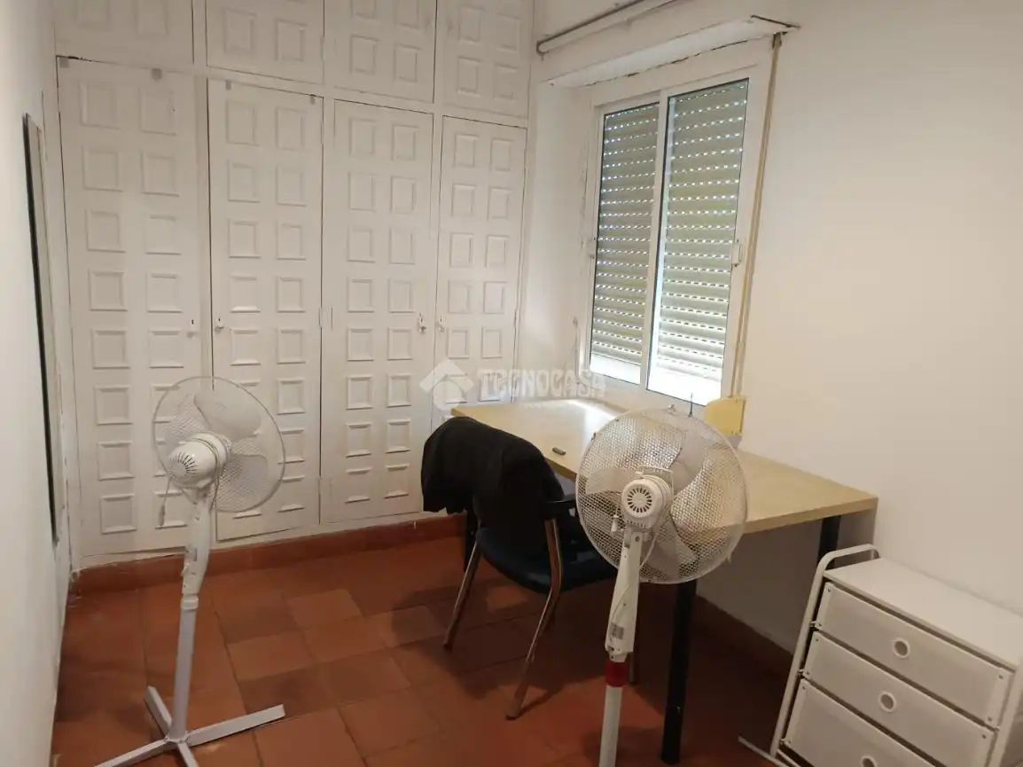 Habitación de Piso en venta en Sevilla con Aire acondicionado, Terraza y Trastero