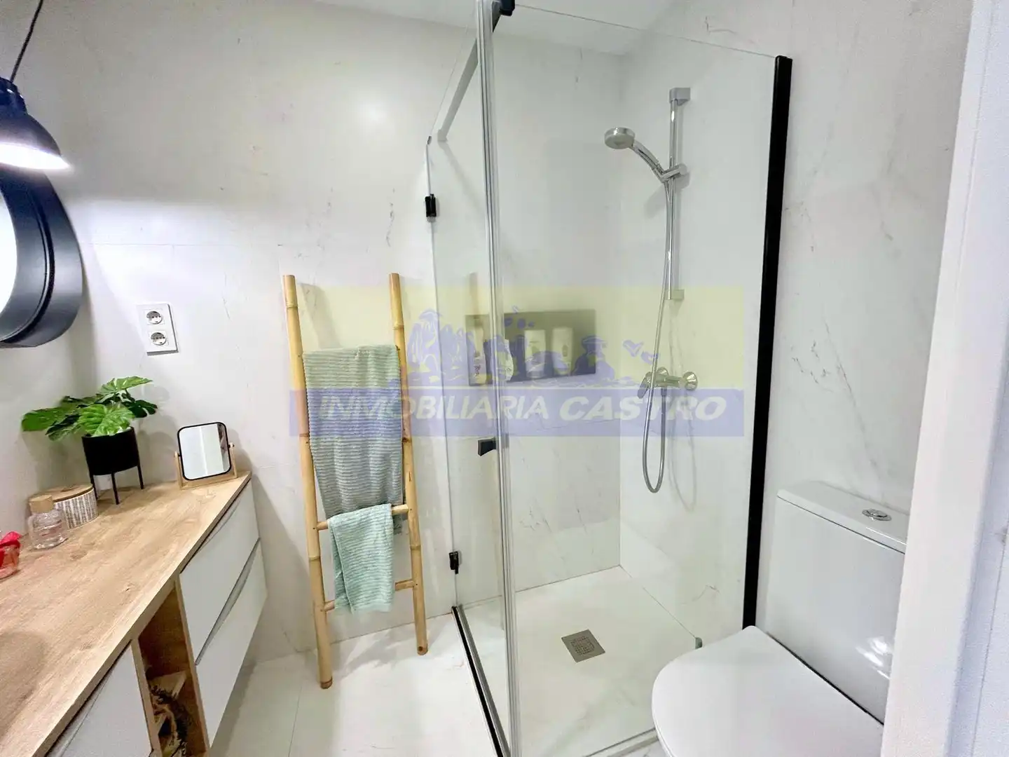 Baño de Ático de alquiler en Castro-Urdiales con Calefacción, Terraza y Amueblado