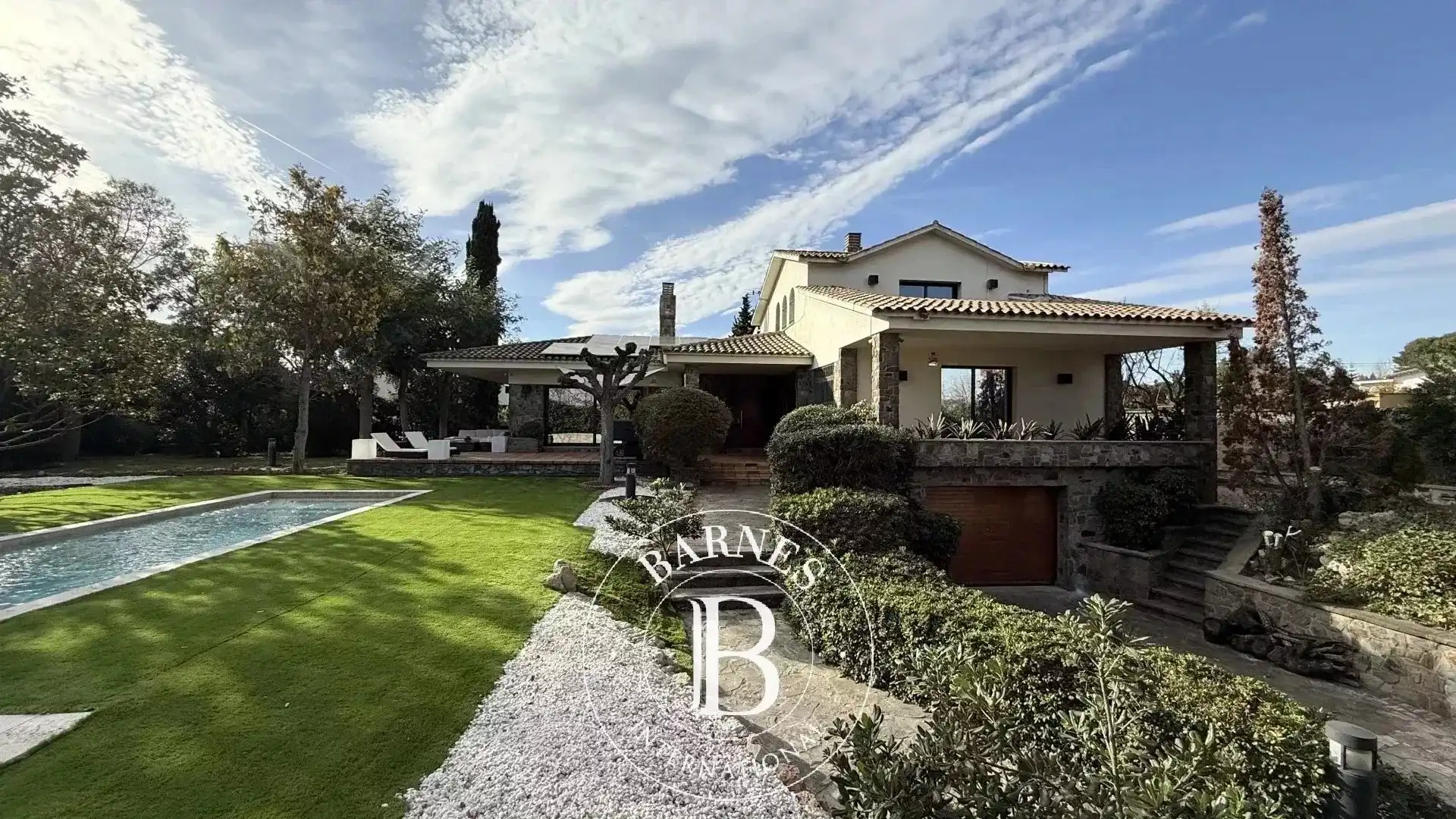Vista exterior de Casa o xalet en venda en Cerdanyola del Vallès amb Aire condicionat, Calefacció i Jardí privat