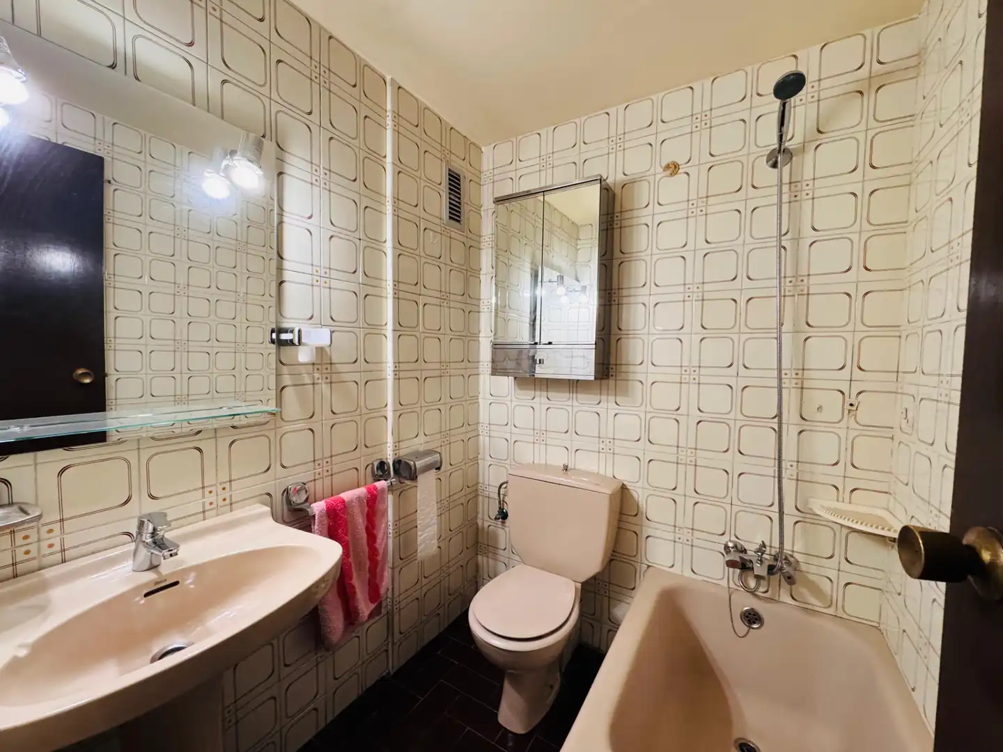 Bathroom of Flat for sale in Girona  with Air Conditioner, Heating and Terrace