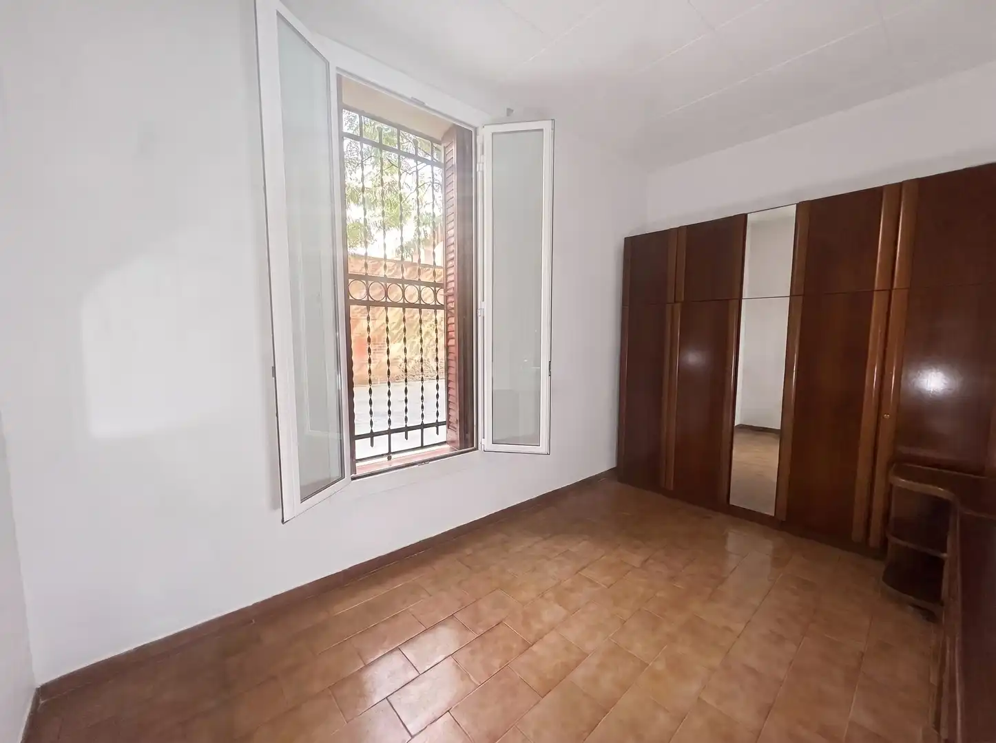 Schlafzimmer von Erdgeschoss zum Verkauf in Barcelona mit Abstellraum