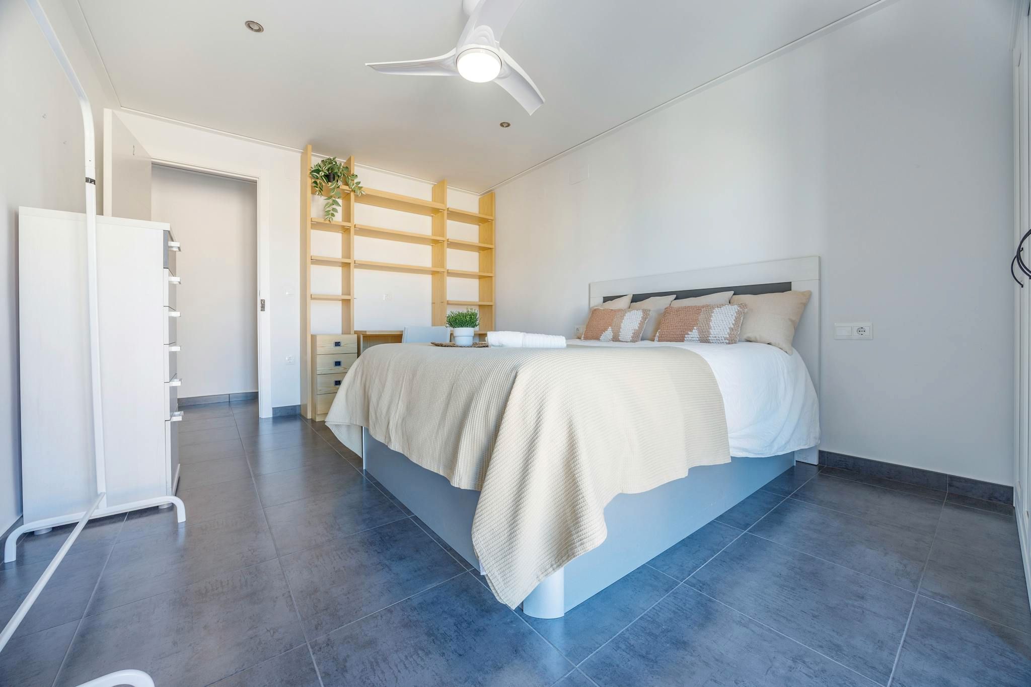 Bedroom of Flat to share in  Valencia Capital  with Washing machine