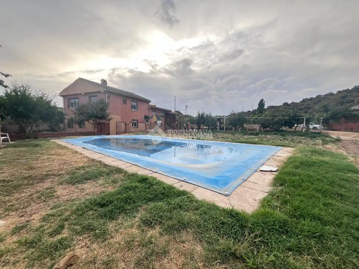 Piscina de Casa o chalet en venta en Los Navalmorales con Aire acondicionado, Calefacción y Amueblado