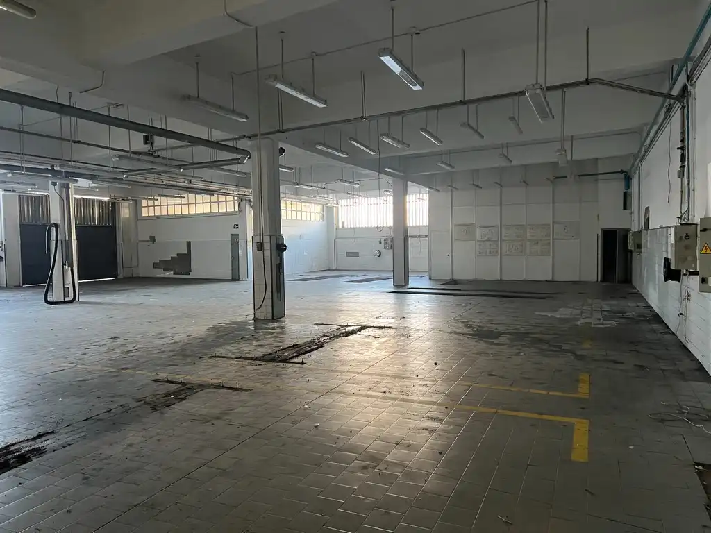 Nave industrial de alquiler en Oleiros con Calefacción