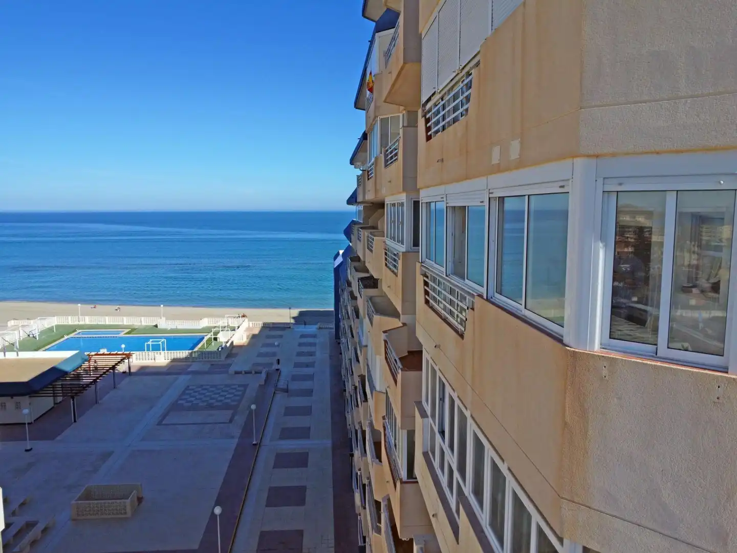 Vista exterior de Piso en venta en La Manga del Mar Menor con Terraza y Piscina comunitaria