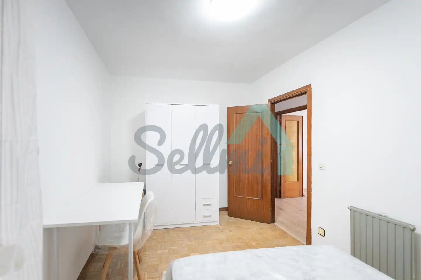 Bedroom of Flat for rent in Oviedo   with Heating, Parquet flooring and Furnished
