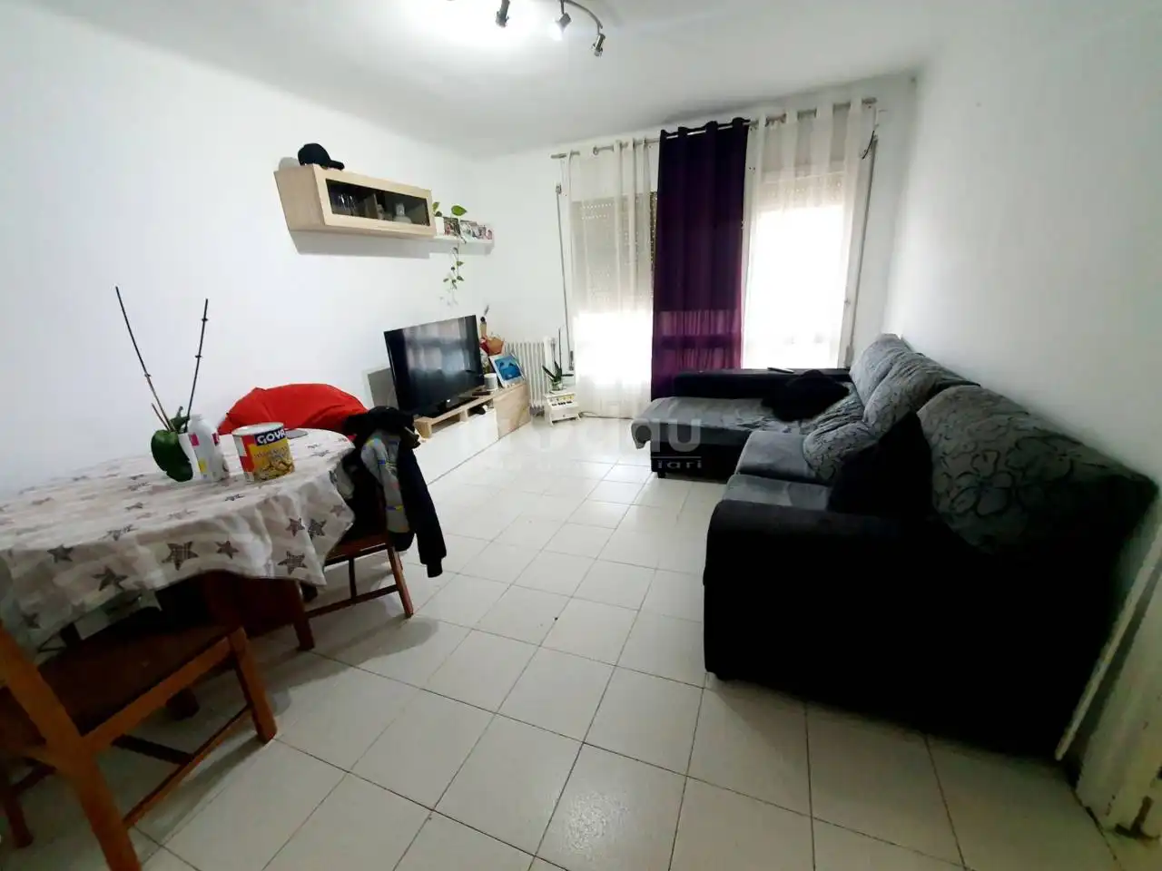 Wohnzimmer von Wohnung zum Verkauf in Tona mit Heizung, Terrasse und Abstellraum