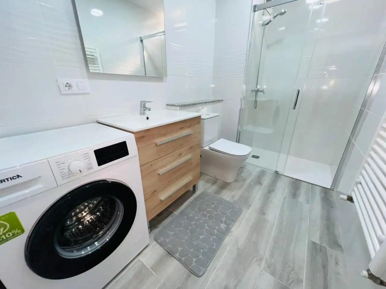 Bathroom of Flat for share in Ourense Capital   with Heating, Furnished and Balcony